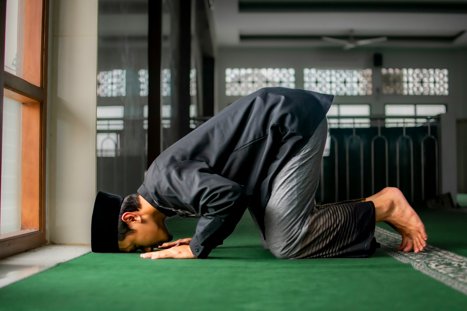 Hadits ‘Ajn - Mengepalkan Tangan Saat Bangkit Dari Sujud Hadits ‘Ajn - Mengepalkan Tangan Saat Bangkit Dari Sujud